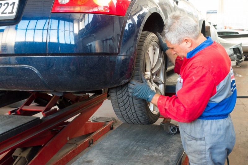 vente-LA TOUR-min_auto_repair_repair_lift_auto_mechanic_work_clothes_master_professional_man_of_the_fold-685629